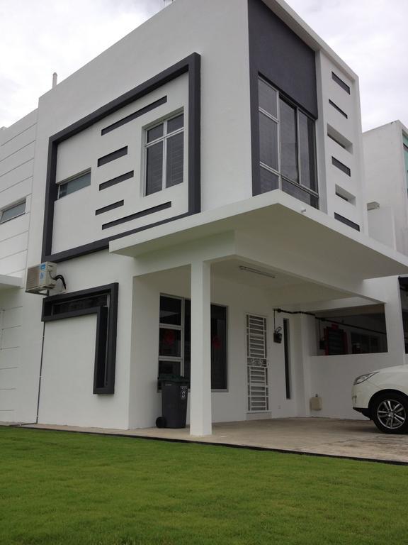 ג'והור בהרו Comfort Holiday Home @ Bukit Indah מראה חיצוני תמונה