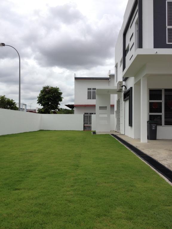 ג'והור בהרו Comfort Holiday Home @ Bukit Indah מראה חיצוני תמונה